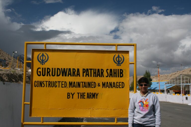 Poorti at Gurudwara Pathar Sahib – A peaceful spiritual stop on the Leh-Kargil road, maintained by the Indian Army